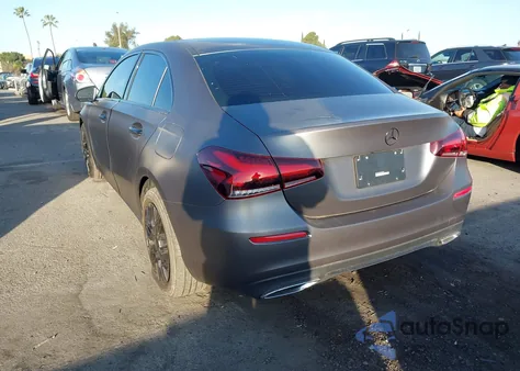 2022 Mercedes-Benz A 220 z USA, uszkodzony, nr VIN W1K3G4EB1NJ337861